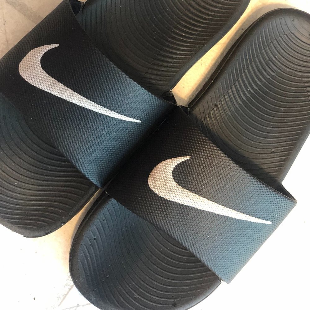 Size 5Y Black & White NIKE Sandals